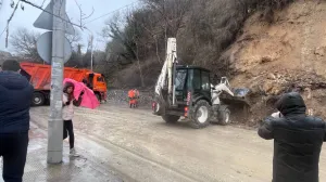 В Севастополе склон продолжает осыпаться на дорогу