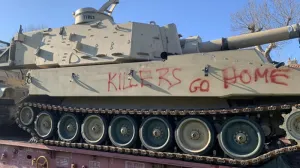 Активисты в Греции остановили и развернули поезд с американскими танками