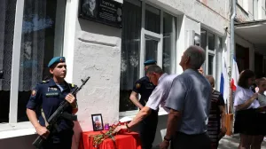 Мемориальную доску в память о герое открыли в Феодосии на фасаде его родной школы. 