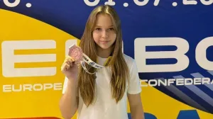 Анастасию Тюнину тренирует её отец.