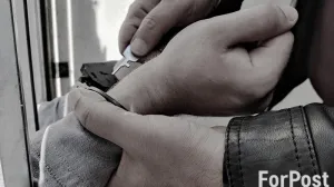 Бывшие чиновники проходят по статьям об особо крупной взятке и посредничестве при её передаче.