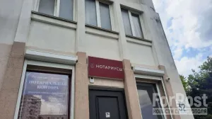 По закону, нотариусы не могут иметь двойное гражданство. 