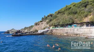 Воронцовские купальни летом — популярный пляж среди туристов. 