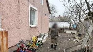 Подозреваемый показывает, где на своём участке хранил боеприпас.