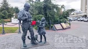 Памятник Вежливым людям в Симферополе — один из символов Русской весны.