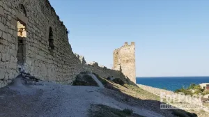 Генуэзская крепость в Феодосии пока что остаётся бесхозными руинами.