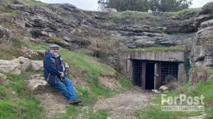 Сергей Чернов у входа в Старокарантинские каменоломни Керчи.