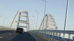 Больше половины туристов приезжают в Крым машинами через Крымский мост. 