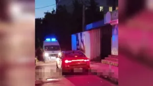 По правилам, водитель обязан был пропустить скорую с мигалкой и сиреной.