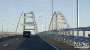 Большинство туристов приезжают в Крым на автобусах и машинах по Крымскому мосту. 