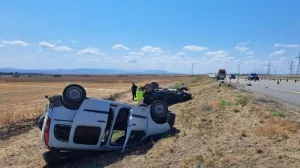 От удара оба автомобиля вылетели с трассы и опрокинулись.