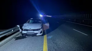 Почему пешеход оказался ночью на дороге в неположенном месте, неизвестно.