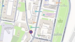 Из-за парковки в этом месте не было видно ни идущих детей, ни выезда на улицу Ленина.