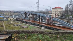 В январе 2025 года опоры для Горбатого моста в Симферополе лежали вдоль путей. 