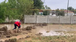 На севере Крыма спасателям пришлось копать водоотводные каналы, чтобы спасти дома от затопления.