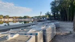 Вдоль Нижнего пруда в Симферополе планируется выложить 7000 кв.м. тротуарной плитки. 