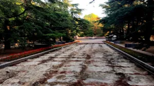 На месте плитки в Гагаринском парке Симферополя теперь песок и следы красной пыли.