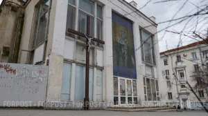 Пока здание костёла (бывший кинотеатр «Дружба») не отреставрировано, католики проводят службы в квартире.