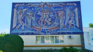 Сложная композиция из мозаики украшает фасад санатория «Чайка» в Евпатории.