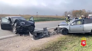 Лобовое столкновение на крымской дороге стало фатальным для пассажира одной из машин. 
