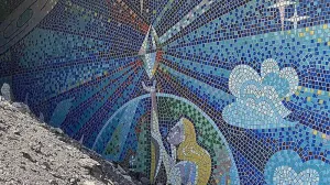 Уникальное панно в Евпатории завалено строительными отходами.