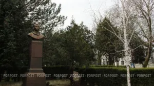 Юрий Гагарин часто бывал в Крыму. Памятник космонавту под Евпаторией. 