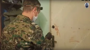 На месте трагедии работают следователи-криминалисты.