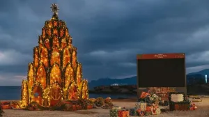 Необычная ёлка из лодок «поселилась» на крымском побережье