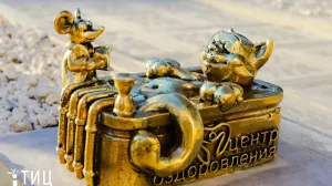 На площади крымского курорта появился ещё один бронзовый котик