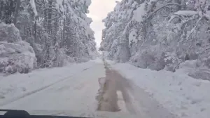 Снегопад заблокировал сельские дороги в предгорьях Крыма