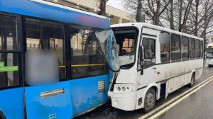 В столице Крыма у площади Ленина столкнулись два автобуса и троллейбус 