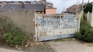 Дети ребёнка войны бьются с СНТ за землю за каменным забором