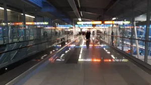 В польском аэропорту задержали украинку с надписью на лбу