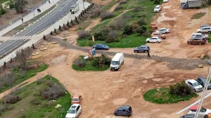 Внеплановые тропинки у Античного проспекта аннексируют севастопольские автовладельцы 