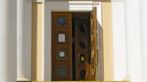 Полиция разыскала старинные двери здания ЭПРОН в Балаклаве