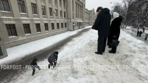 В столице сугроб стал достопримечательностью