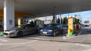 Почему вода на автозаправках стоит в три-пять раз дороже, чем в магазине?