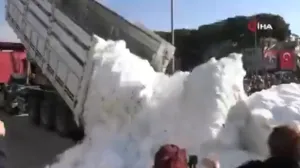 В турецкий город привезли три самосвала снега