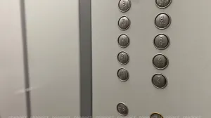 «Каждая поездка на свой страх и риск»: что происходит с лифтами в доме на Лабораторном