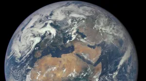 Население Земли массово уверовало в то, что планета летом потеряет гравитацию