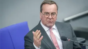 Министр обороны ФРГ ободрил немцев поговоркой о грустных частях тела и весёлых звуках