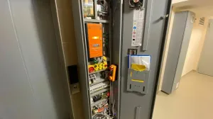 В неисправном лифте женщина сломала позвоночник, а управленец – карьеру 