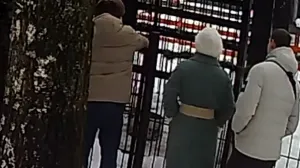 Посетители зоопарка отравили медведя сгущёнкой