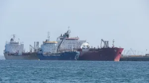 Около 35 тысяч человек застряли в море из-за закрытия Ормузского пролива