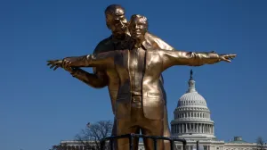 В Вашингтоне появилась статуя Эпштейна и Трампа в позах главных героев «Титаника»