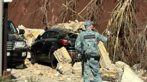 Забор у интерната в столице Крыма накрыл собой три машины 