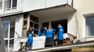  «Как альпинисты лазают»: на Корчагина жители и волонтёры вместе поднимают жизнь из руин 