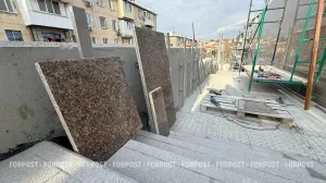 На восстановленные подпорные стены в центре Севастополя кладут гранит 