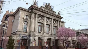 Леса убрали, но реставрацию не закончили? Что происходит с Русским театром в столице Крыма