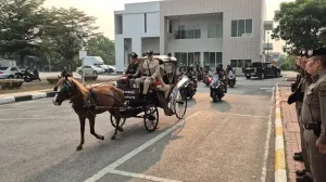 В Таиланде пересаживают полицию на лошадей из-за нехватки топлива